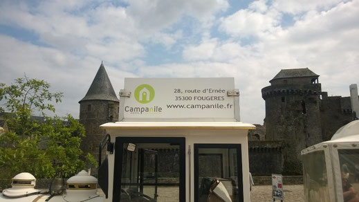 panneau publicitaire de l'hôtel Campanile Fougères