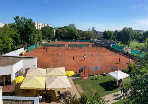 Terrasse mit Blick auf die Tennisplätze