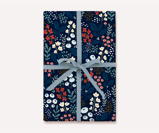 Geschenkpapier Lotta Langrock – Blumen, Blau, Hygge, Skandinavien, Blumenwiese, Schweden, floral