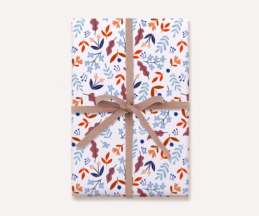 Geschenkpapier Lotta Langrock – Blumen, Hygge, Skandinavien, Rot, Blau, Papeterie, nachhaltig