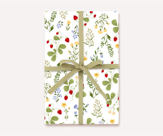 Geschenkpapier Lotta Langrock – Blumen, Hygge, Skandinavien, Erdbeeren, Blumenwiese, Papeterie, nachhaltig