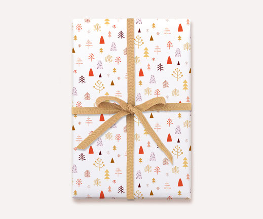 Geschenkpapier Lotta Langrock – Weihnachten, Tannen, Winterwald, Rot, Gelb