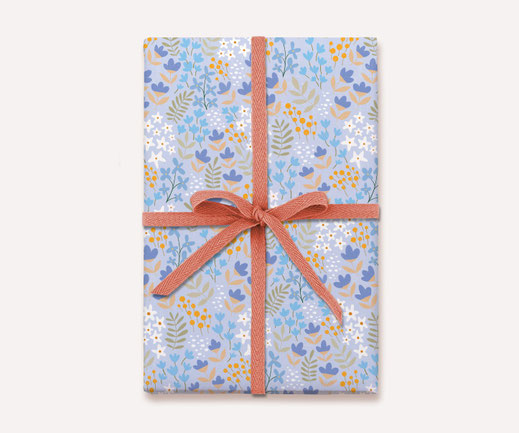 Geschenkpapier Lotta Langrock – Blumen, Blau, Hygge, Skandinavien, Blumenwiese, Schweden, floral