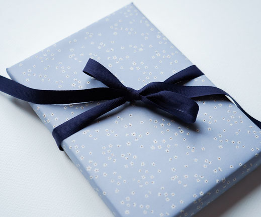 Geschenkpapier Lotta Langrock – Blumen, Blau, Hygge, Skandinavien, Blumenwiese, Schweden, floral