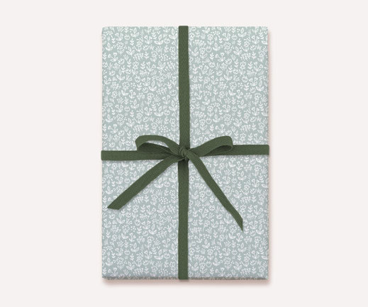 Geschenkpapier Lotta Langrock – Blumen, Hygge, Skandinavien, Erdbeeren, Blumenwiese, Papeterie, nachhaltig