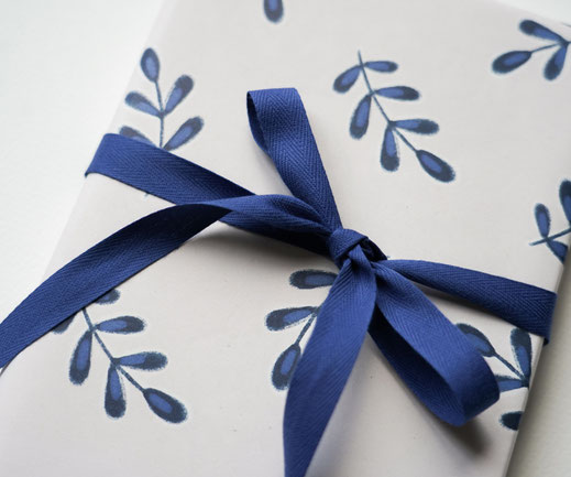 Geschenkband Lotta Langrock – Baumwolle, Fischgrat, Mittelblau, Geschenkverpackung, Geschenkpapier