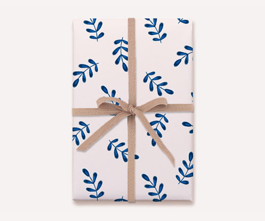 Geschenkpapier Lotta Langrock – Blau, Rosa, Blätter, Hygge, Skandinavien, Natur, Pastell