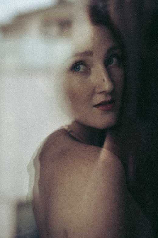 Boudoirfotografin Mainz - Silke Schmitz - Artistic Portrait einer rothaarigen Frau in Mainz 