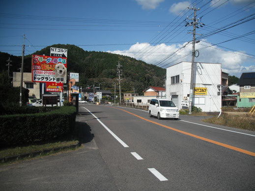 国道２５６号線からの入り口の様子