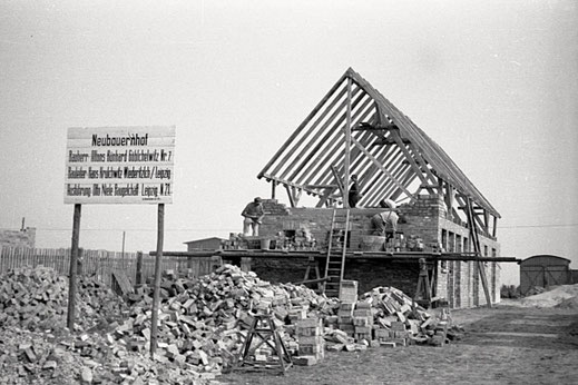 Neubau entsteht in Ziegelbauweise. Bautafel für Neubauernhof