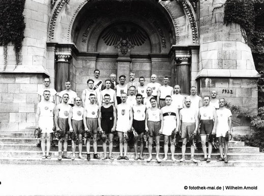 Sportgruppe vor Treppe am Turnhalle