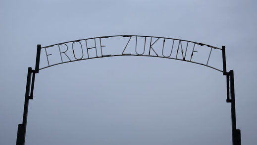 Schriftzug als Schmiedearbeit mit Buchstaben über dem Eingang "Frohe Zukunft"