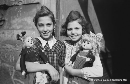 Zwei Mädchen mit Puppen, Zwillinge, 1949