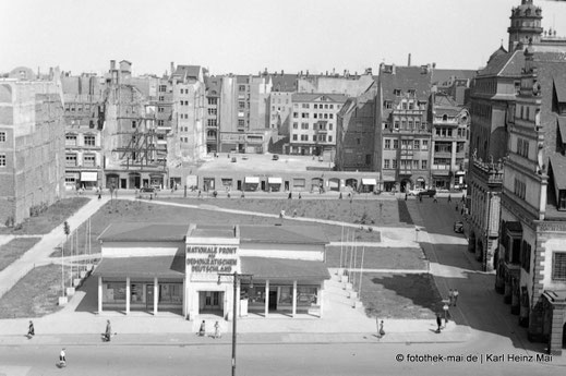 Blick zum Pavillon der Nationalen Front, rechts Altes Rathaus, beräumte Flächen, Deutrichs Hof