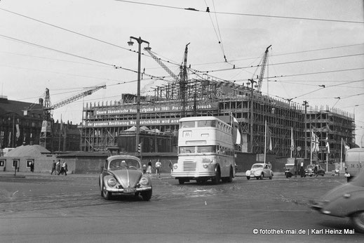 Oper Leipzig im Aufbau, Doppelstockbus, PKW, Losung