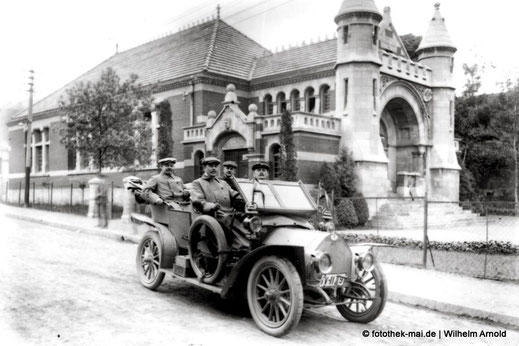 Auto der 1920er Jahre an historischem Gebäude 