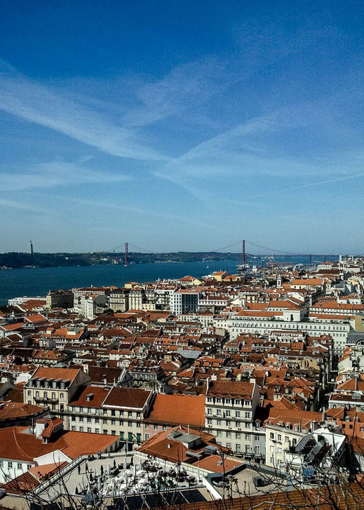 Die Ponte 25 de Abril über den Tejo