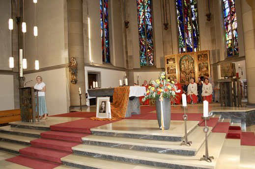 Schwester Beate Harst bedankte sich zu Beginn der Messe für alle Unterstützung in 20 Jahren und blickt auf die Geschichte des Ordens zurück.
