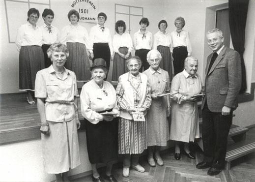 Blick zurück: Ehrung im Jahr 1986 - Prälat Reinhard Busbach, damals Pastor in St. Johannes, bedankte sich persönlich bei den ältesten Frauen der kfd für ihr Engagement.
