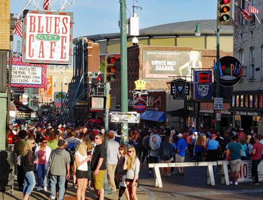 Motoglobe_Motorradreisen. Auf der Beale Street in Memphis, USA, befinden sich sehr viele Leute und bummeln an den Läden und Restaurants entlang.