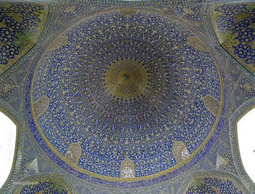 Die Kuppel der Moschee hat einen unglaublichen Durchmesser von 42 Meter