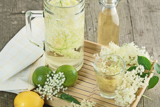 Ob Holunder-Limonade, Eistee oder ein erfrischender Drink mit Basilikum und Limetten: Mit nur wenig Zutaten lassen sich leckere Sommergetränke zaubern. Foto: djd/Emil/Franz Peter Rudolf-Fotolia