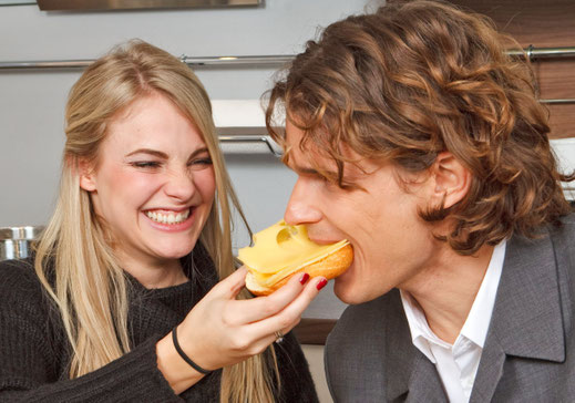 Die meisten Milchprodukte kommen bei den Deutschen mehrmals wöchentlich auf den Tisch: etwa als Butter und Käse für das Frühstücksbrötchen. Foto: djd/Landesvereinigung der Milchwirtschaft/LVN