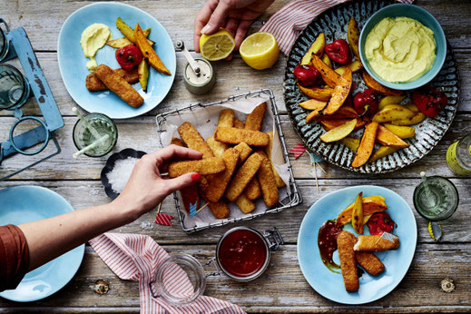 Mit selbst gemachten Dips wird der Backfisch zu einem besonderen Genuss. Foto: djd/www.iglo.de