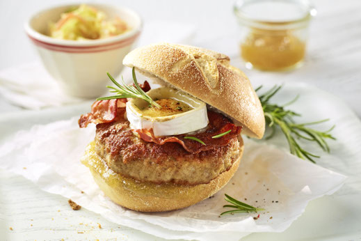 Dank der vielseitigen Möglichkeiten mit Hähnchen-, Puten- oder Entenfleisch ist der Burger eine immer wieder neue, schmackhafte Kreation - wie beispielsweise ein Puten-Burger mit Ziegenkäse. Foto: djd/Deutsches-Geflügel.de