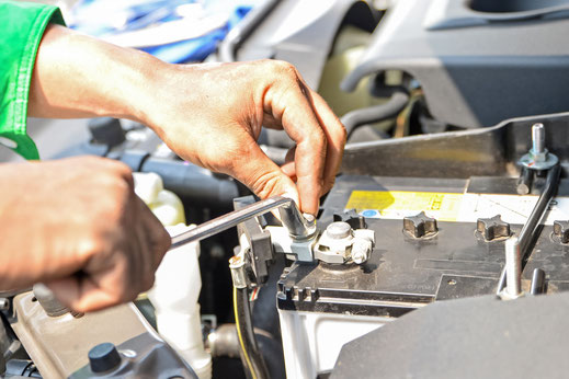 Gerade in der kalten Jahreszeit sollte man der Autobatterie besonders viel Aufmerksamkeit schenken. Foto: dtd/thx