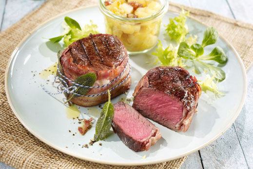 Gegrillte Medaillons vom Rothirsch mit Birnen-Chutney: Wildfleisch lässt sich auch schnell und einfach auf dem Grill zubereiten. Foto: djd/DJV