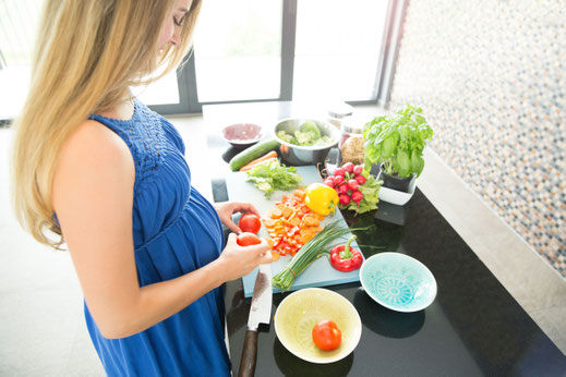 Während der Schwangerschaft erhöht sich der Bedarf an Vitaminen und Spurenelementen der werdenden Mutter. Foto: djd/LaVita