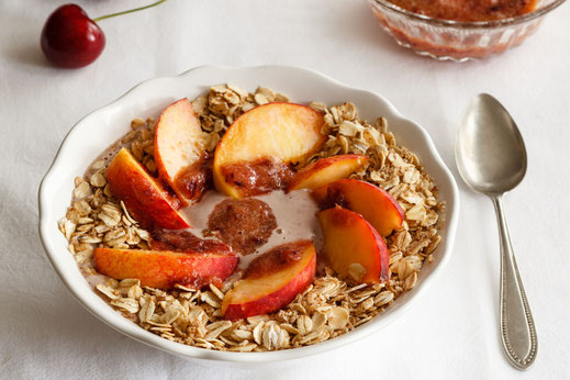Im Sommer sind kalte, obstbetonte Mahlzeiten wie eine Smoothie-Bowl mit Haferflocken sehr erfrischend. Die gesunden Getreideflocken sorgen dafür, dass man nicht gleich wieder Hunger hat. Foto: djd/www.alleskoerner.de