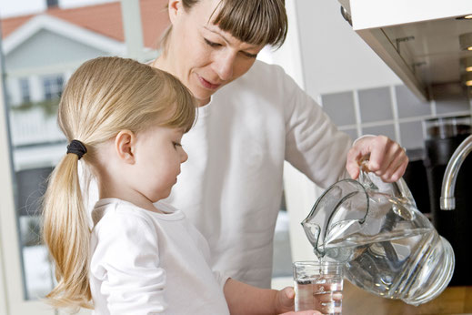 Gut 75 Prozent der Bundesbürger trinken zuhause Wasser aus der Leitung (GfK Consumer Panel 2016). Foto: djd/Forum Trinkwasser e.V./gemenacom - Fotolia