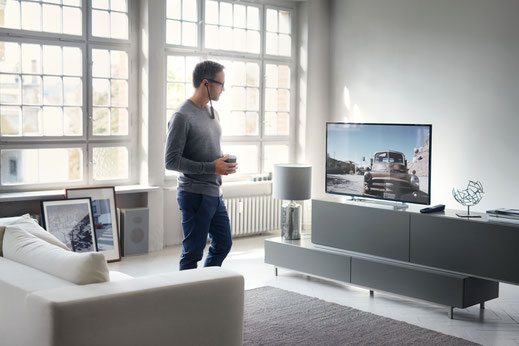  Moderne Funkkopfhörersysteme sorgen für einen klaren Sound und dank Drahtlos-Technologie für viel Bewegungsfreiheit beim Fernsehen. 742 KB Foto: djd/Sennheiser