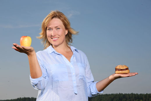 Wer seine Leistungsfähigkeit steigern und den Körper entsäuern will, sollte einem Apfel öfter den Vorzug vor Fast-Food geben. Foto: djd/Basica