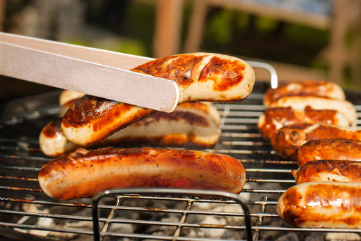 Grilltrends kommen und gehen - Bratwürste landen neben Steaks aber noch immer mit großem Abstand am häufigsten auf dem Rost. Foto: djd/Metten Fleischwaren GmbH & Co. KG