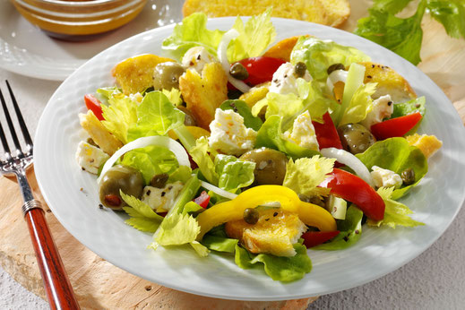 Leckere Rezeptidee: Rote Bete-Carpaccio mit Feldsalat und Walnüssen.