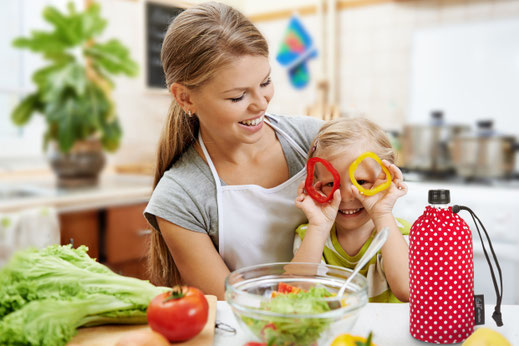 Wer saisonale Produkte kauft, frisch kocht oder eine wiederbefüllbare Trinkflasche nutzt, tut bereits einiges dafür, um umweltbewusst zu leben. Foto: djd/Emil/Stasique - Fotolia