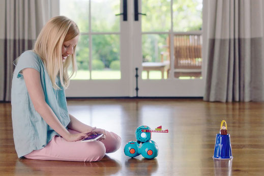 Ohne Computer und Tastatur, aber mit einem sympathischen kleinen blauen Freund werden Kinder an die Grundsätze der Programmiersprache heranführt. Foto: djd/WonderWorkshop