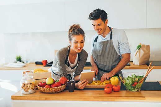 Frisch kochen mit gesunden Zutaten: Eine ausgewogene Ernährung ist keine Frage des Geldbeutels. Foto: djd/MediaMarkt/Getty Images Todor Tsvetkov