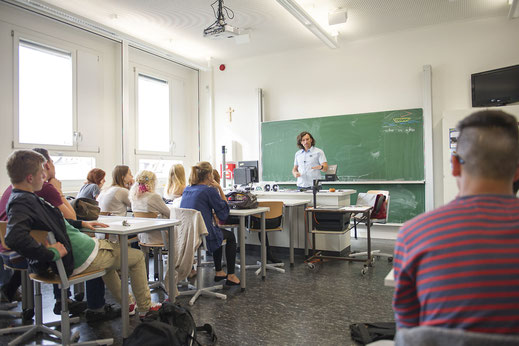 In großen Räumen mit unruhiger Geräuschkulisse verbessern Beschallungsanlagen die Akustik deutlich. Foto: djd/Phonak