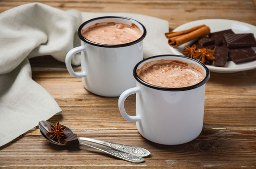 Bei winterlicher Kälte gibt es kaum etwas Schöneres als eine Tasse heißer Schokolade. Foto: djd/Rainforest Alliance/thx