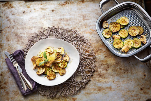 Einen sommerlichen Grill-Look bekommt gegrilltes Gemüse mit Pilzen mit einer speziellen Pfanne mit Pyramidenstruktur.  Foto: djd/AMC