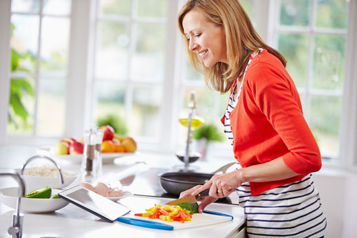 Für die körperliche und geistige Gesundheit sollte man sich täglich etwas Rotes, Gelbes und Grünes gönnen, also auf frisches Obst, Gemüse und Kräuter setzen. Foto: djd/Centrum/iStockphoto/monkeybusinessimages
