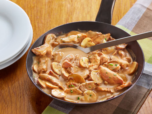 Schnell kochen mit natürlichen Zutaten: Ein Klassiker wie ein Geschnetzeltes Züricher Art lässt sich mit praktischen Küchenhelfern einfach zubereiten