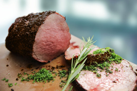 Highlight vom Grill: Rinderfilet in Espresso-Kruste. Beim Einkauf auf kontrollierte Qualität achten. Foto: djd/qs-live.de