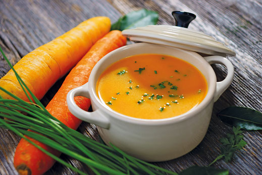 Aus einer Gemüsebrühe, die auch an Fastentagen verzehrt werden darf, lässt sich leicht eine leckere Karottensuppe kochen. Foto: djd/Säure-Basen-Kochbuch „Jeden Tag basisch genießen“/Gräfe und Unzer/Coco Lang