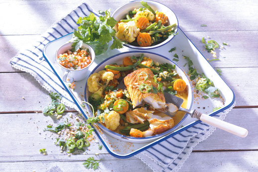 Mit den richtigen Kniffen lässt sich Fisch ganz einfach filetieren. Eine raffinierte Rezeptidee ist Kabeljau "indisch" auf Currygemüse. Foto: djd/eismann