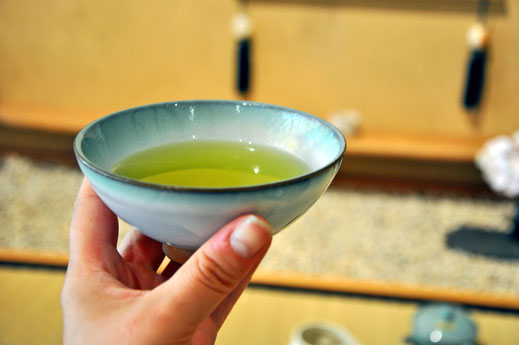 Grüner Tee und seine konzentrierte Version, das Matcha-Pulver, stehen bei den deutschen Konsumenten hoch im Kurs. Foto: djd/KEIKO Shimodozono International GmbH